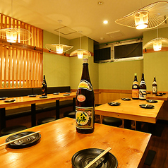 《10~15名様向け》全席喫煙可能です◎10名様から15名様程度の中規模のご宴会に最適なお席をご用意しております。当店は全席喫煙可能のなっております。ご友人同士でのお食事会、ご親族の会食まで、各種お集まりに幅広くご利用いただけます。お席のご相談など、お気軽にお問い合わせください。