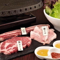 卓上の鉄板や石鍋で焼き上げる肉料理で乾杯