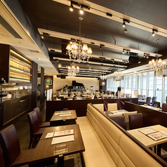 お子様が過ごしやすいソファ席もございます。一列に長く作られたお席ですので、ご家族でのご利用にもおすすめです。