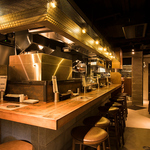 ふらっと立ち寄りたい方やサク飲み、デートなどにもおすすめなカウンター席。※画像は系列店