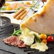 黒毛和牛のレアステーキに人気のラクレットチーズ掛け！