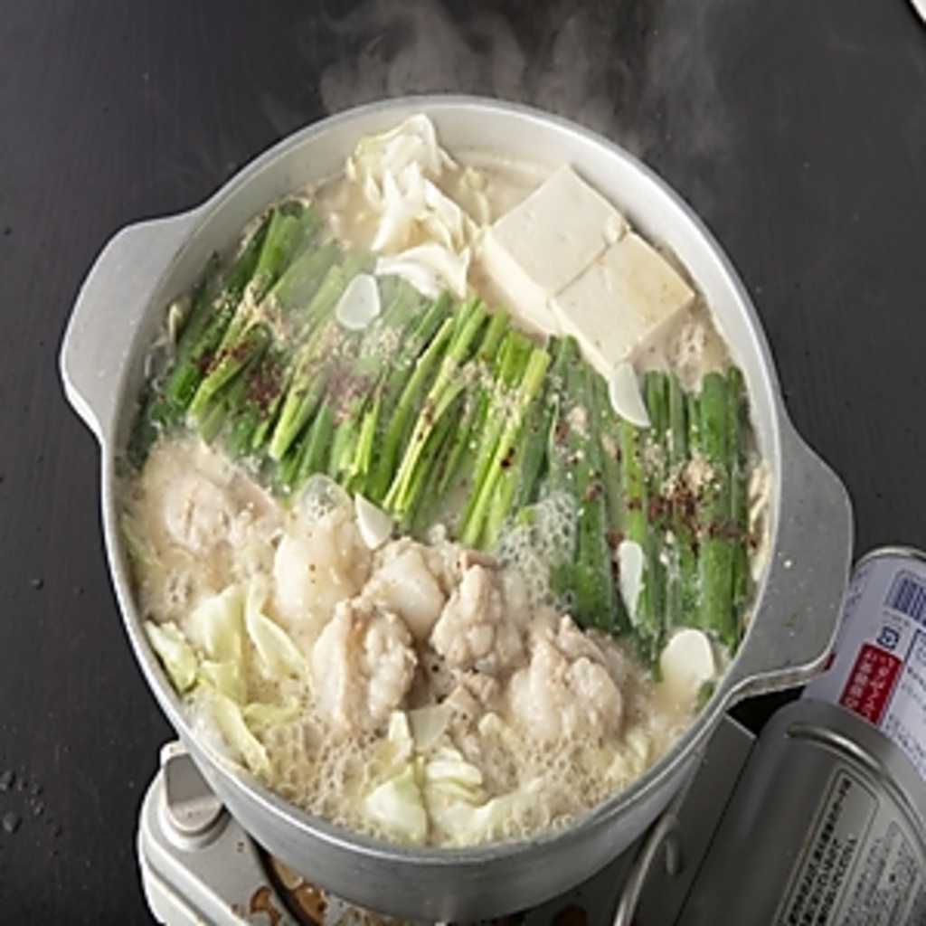 芋蔵名物の国産牛もつ鍋は必食！！スープも３種類！塩・醤油・味噌からお選び下さい。