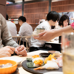 伝統的な日本のおもてなしの場である「料壮」をイメージした店内は落ち着ける空間であり、なんだかまた行きたくなる♪ご家族にも◎学生さんから会社帰りまで、いつでも幅広くお使い頂けます♪横浜駅近辺でランチ・飲み会・食事など居酒屋をお探しの皆さま、ご来店お待ちしております！