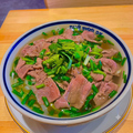 料理メニュー写真&nbsp;レア＋肩バラ 牛肉フォー