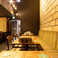 天井が高い店内は開放感抜群