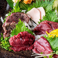 【馬刺し五種盛り合わせ】