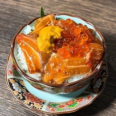 サーモンいくらウニ小鉢丼