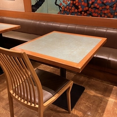 明るく清潔なテーブル席は、ランチから少人数のご宴会まで幅広く利用可能。広々とした開放的な空間で、名物「宇和島鯛めし」などの郷土料理を囲みながら、大切な方との楽しいひと時を心ゆくまでお過ごしください◎