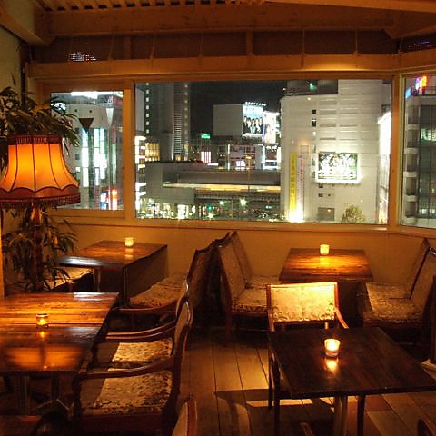 【桜丘】ビルの8Fに佇む隠れ家カフェ。窓から見える景色がこの上ない開放感を演出!