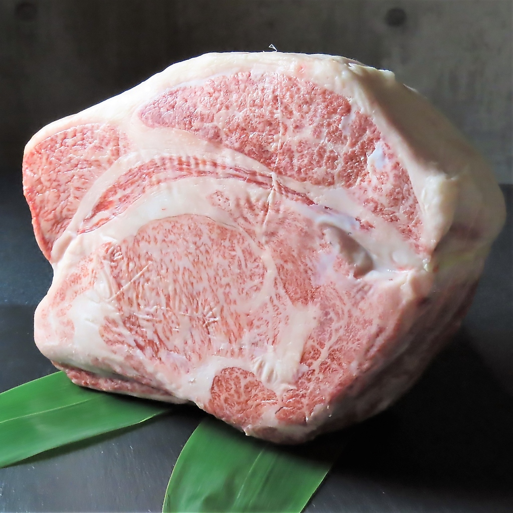 最高級A5ランクの黒毛和牛はお肉の旨味と上質な脂が調和し、贅沢な味わいを楽しめる至高の逸品です。