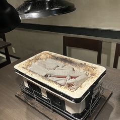 ◇4名様までご利用頂けるお席となっております。こちら席中央に七輪が御座いますので、火を囲みながら談笑するには最適なお席です。会社帰りや友人とのお食事にどうぞ。