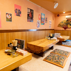 レトロポップなポスターと温かみのある木目が融合した、当店ならではのユニークな空間が魅力。ザブトンで足を崩し、心ゆくまでリラックスしながら創作中華を堪能できます。まるで秘密基地のようなお座敷は、周りを気にせず仲間と盛り上がりたい時にぴったり。ゆったり空間で楽しむ宴会は、会話も弾むこと間違いなしです！