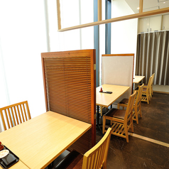 空席状況によっては、半個室のようなテーブル配置にさせていただきます。お食事の際のご希望やご利用シーンなどございましたら、お気軽にご相談ください。なお、ご要望に沿えない場合もございますので、予めご了承くださいませ。