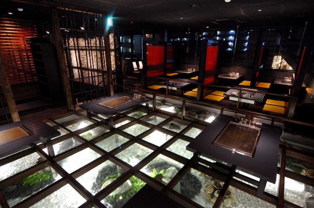 手前が清流の間、奥が明星の間。お客様からも驚きの声が！座敷の下には水が流れています。