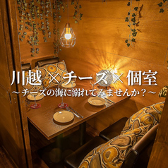 個室は、プライベートな空間で極上の肉料理を堪能できる特別な空間です。落ち着いた照明とスタイリッシュな内装が、洗練された雰囲気を演出します。周りを気にせず、大切な人との会話やお食事に集中できるため、記念日や誕生日などの特別な日にも最適です。2名様から団体のお客様まで、人数に合わせた個室をご用意できます