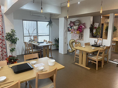 当店のテーブルのお席は、テーブル同士の間隔を広めに設置しているため、広々と快適にお過ごしいただけます。