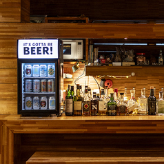 お1人でもお気軽にご利用いただけるカウンター席。ゆったり座れるベンチスタイルです。