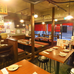 テーブル席は2~4名利用にちょうどよく、友人や同僚との飲み会にぴったりのスペース。串焼きや鉄板料理をシェアしながら、賑やかな時間を過ごせます。