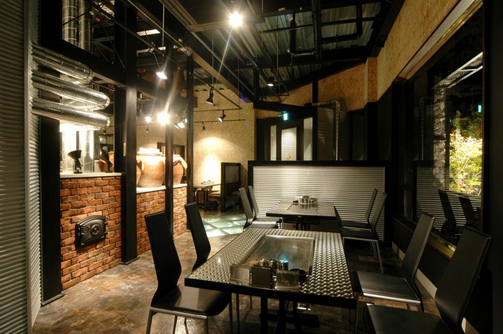 テーブル席もこんなにスタイリッシュ。お食事がより一層美味しく♪