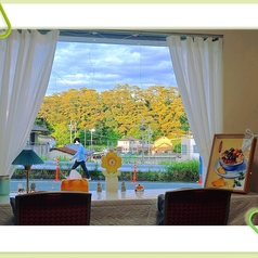 おひとり様でのゆったりカフェタイムや、デート中のご休憩にちょうど良いカウンター席もご用意しております◎穏やかなライトアップで過ごしやすく、プライベートな時間をご満喫いただけます。お気軽にご利用ください。