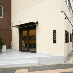 当店では、8名様から貸切利用が可能です。開放感のあるテーブル席と雰囲気の良いカウンター席が並ぶ店内は、お子様連れの方でも安心して過ごせる居心地の良さが魅力。プライベート感のある空間で、こだわりのイタリアンを囲みながらゆったりとした時間をお楽しみいただけます。女子会や家族の集まりにもおすすめです。