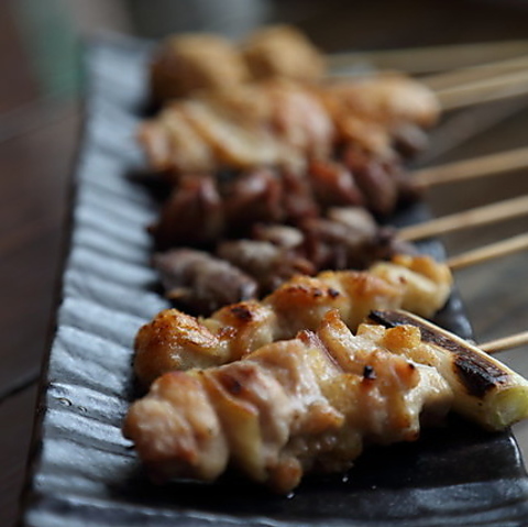 炭火で丁寧に焼く焼き鳥が楽しめる、落ち着いた隠れ家店です