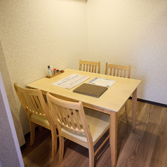 半個室の4名様用テーブルを2卓ご用意しております。