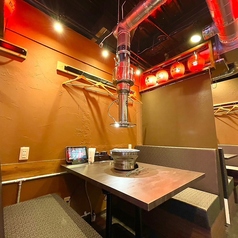 最大24名様まで収容可能な完全個室！！団体焼肉は、完全個室でゆったりと、最大24名様までOKの掘りごたつ個室。会社宴会や親族の集まりにも対応。吟べこ名物・焼きすきを囲んで贅沢なひとときをお過ごしください。