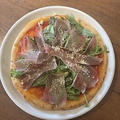 フレッシュ野菜と生ハムのサラダ風ピザ