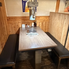 当店オススメのラム肉寿司やアイスランド産ラムチョップで明日への仕事の活力を得たり、会社の同僚と労い合ったり、元気づけたり。大人数だと話せないこともこの仲間となら打ち解けて語り合うことができる、そんなテーブルでこだわりのおいしいジンギスカン料理に時間を忘れてしまうほど楽しめるそんな空間です。