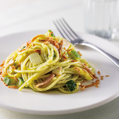 グラナパダーノチーズで仕上げるパスタズッキーニとベーコンのパスタ ジェノバ風(7月)