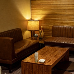 ミッドセンチュリーな雰囲気のレザーのソファ席。