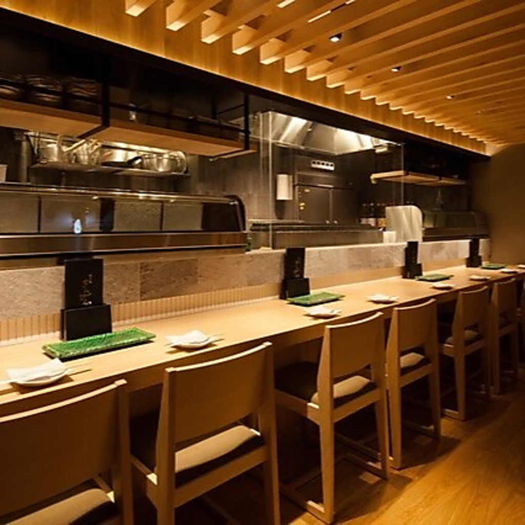 上品で洗練されたゆったりカウンター席をご用意。目の前で調理風景を眺めながら特別なひとときを…☆