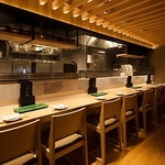 上品で洗練されたゆったりカウンター席をご用意。目の前で調理風景を眺めながら特別なひとときを…☆