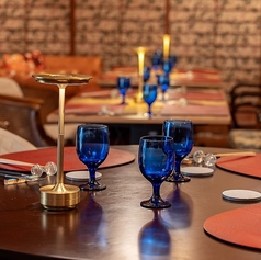 【アンティークが彩る大人の隠れ家】名護の路地裏に佇む店内は、アンティーク調の家具やシャンデリアが灯る、まさに大人の隠れ家です。和洋折衷のしつらえが心地よく、日常の喧騒を忘れて寛げる空間が広がっています。こだわりのナチュラルワインを片手に、大切な方とゆっくりと語らう至福のひとときをお過ごしください。