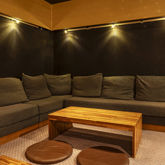 大人数でもゆったりと楽しめる、広々としたコーナーソファ席。