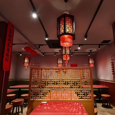 中華風の店内で非日常を感じられます！