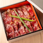 香り高い厳選和牛を使用した和牛レアステーキ 重の御膳コース。季節の旬の食材と共にご堪能頂けます