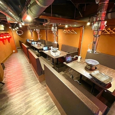 貸切OK!50名対応の広々フロア、レイアウト変更にも柔軟に対応。歓迎会・打ち上げ・同窓会まで幅広く活躍。焼肉×飲み放題でコスパも大満足の宴会が叶います。