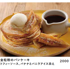 全粒粉のパンケーキ　トフィーソース、バナナとバニラアイス添え