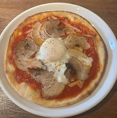 半熟卵とローストポークのピザ