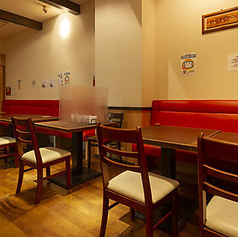 ≪リラックスした時間を楽しむ≫赤がアクセントの心地よいソファ席。広々としたお席でリラックスしながら、本場の韓国料理を心ゆくまでご堪能いただけます♪