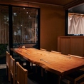 大きな窓の横のテーブル席は最大6名様までご利用いただけます。デートや接待にもピッタリな寛げる空間。プライベート感のある空間で、ゆったりとした時間を過ごしながら、美味しい料理を楽しむことができます。ご予約はお早めにどうぞ。大切な人との素敵な時間をお約束します。