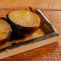 丸ごと玉ねぎの炭火焼き
