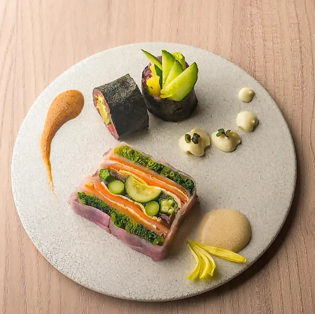 シェフの経験と丁寧な仕事から生まれる美しい『肴』の数々は、メインへの期待を高める珠玉の逸品！