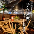 【テラス席：8名様×1卓】ご予約限定！ペットもOKのジーニーズ屋外テラス席。ご予約限定で、ジーニーズ2階のテラス席は屋外での飲食が可能！カップルやご家族に大人気で、なんとペットも一緒にご利用いただけます。お昼は心地よい日差しを浴びながら、夜は満天の星空の下でお食事を楽しめます。