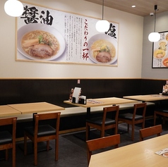4名様でご利用いただける広々としたテーブル席