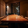 6名様掛けのテーブルを1つご用意しております。顔合わせやお仕事終わりの飲み会、会食などにもピッタリです。ご予約はお早めにどうぞ。素敵なひとときをお過ごし頂けるよう、スタッフ全員でお待ちしております。