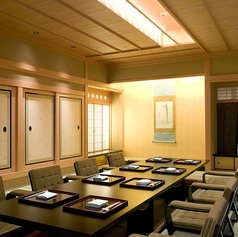 和個室：4～8名　※完全個室のご利用は、13,000円以上の会席で承っております。