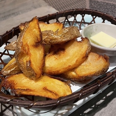 定番の一品料理も揃えてあります。ポテトフライはマストでしょう。